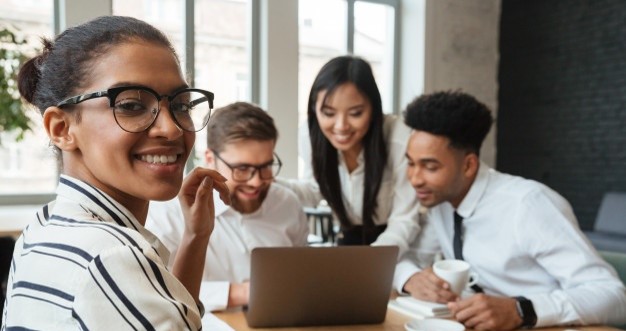 L’attribut alt de cette image est vide, son nom de fichier est 2-heureux-jeunes-collegues-travail-interieur_171337-757-1.jpg.