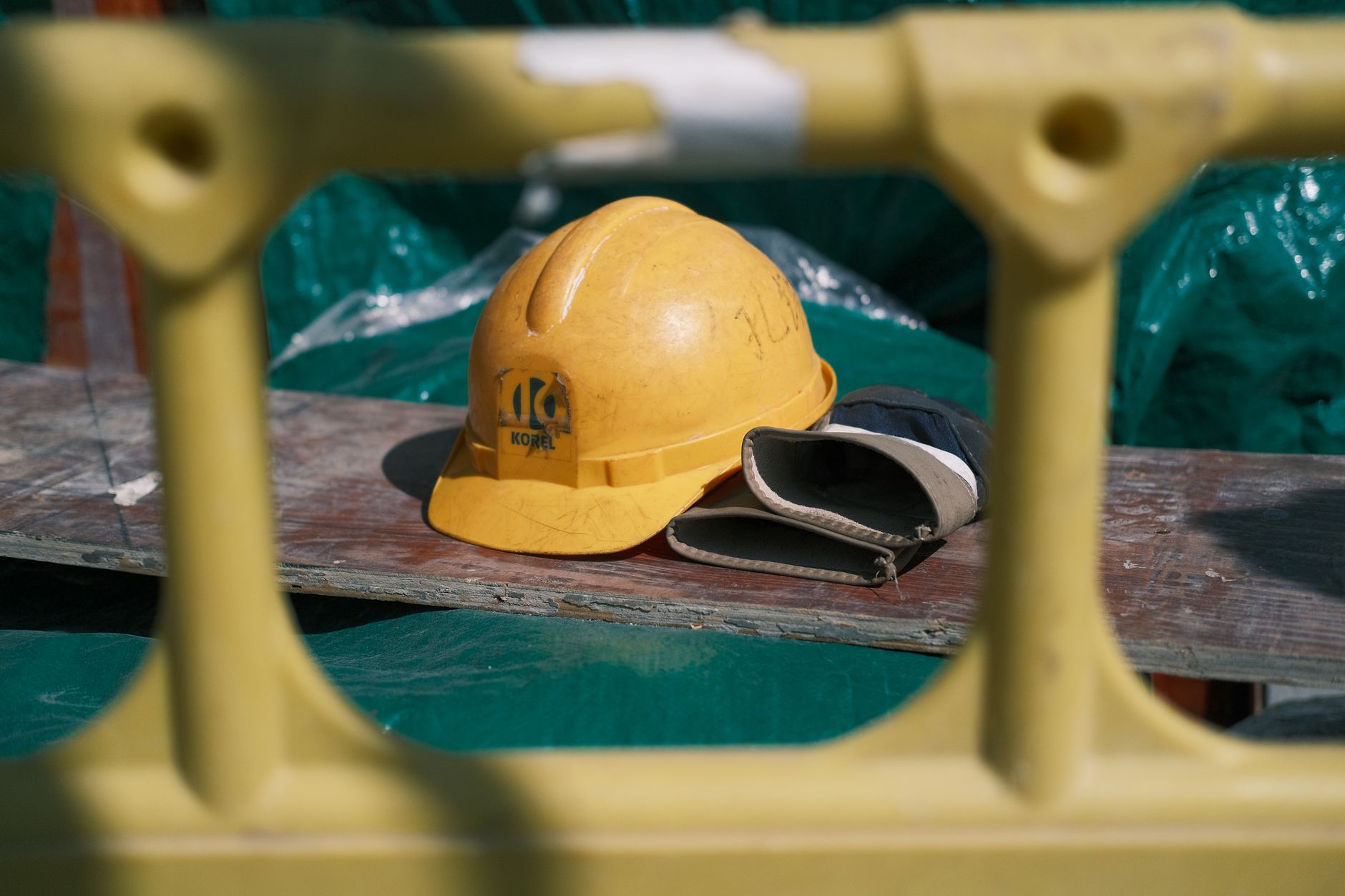 Ouvrier portant un casque de sécurité sur un chantier, illustrant la prévention des risques professionnels