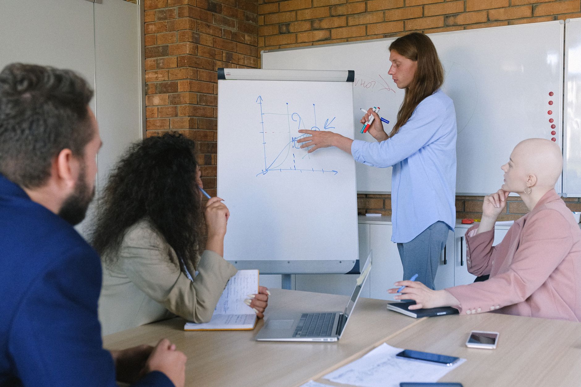 Réunion de formation professionnelle en entreprise avec des collaborateurs autour d'une table