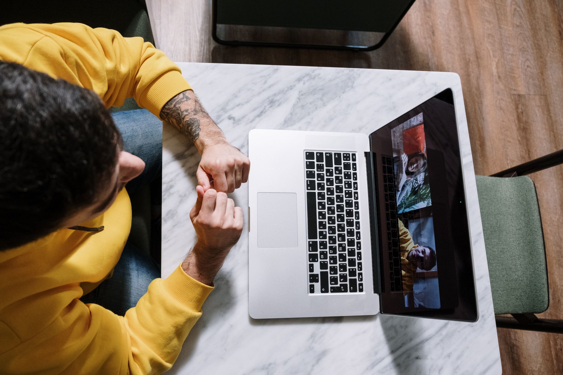 Personne en visioconférence sur un ordinateur portable depuis son bureau à domicile