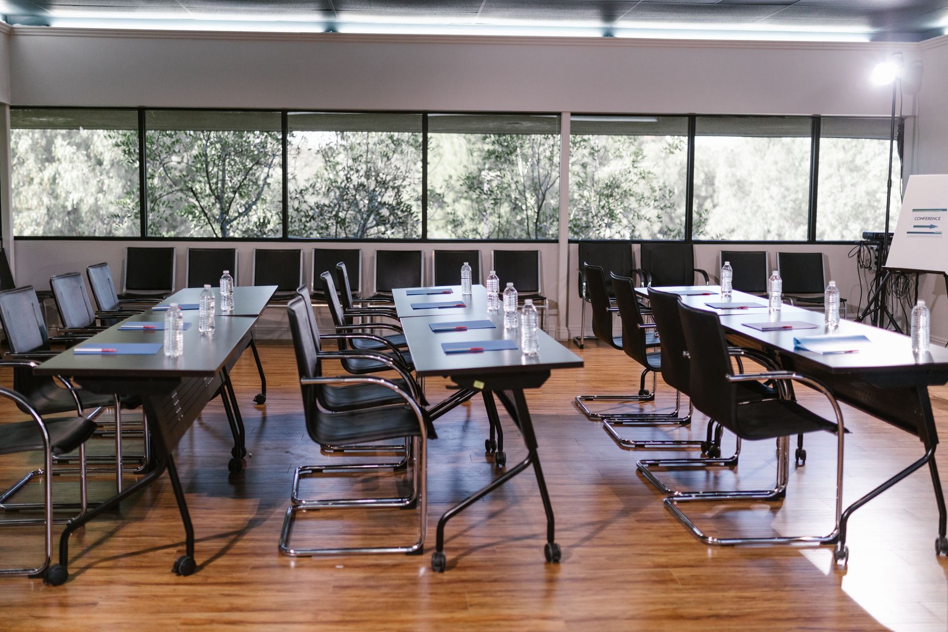 Groupe de professionnels en formation autour d'une table avec un formateur dans une salle lumineuse