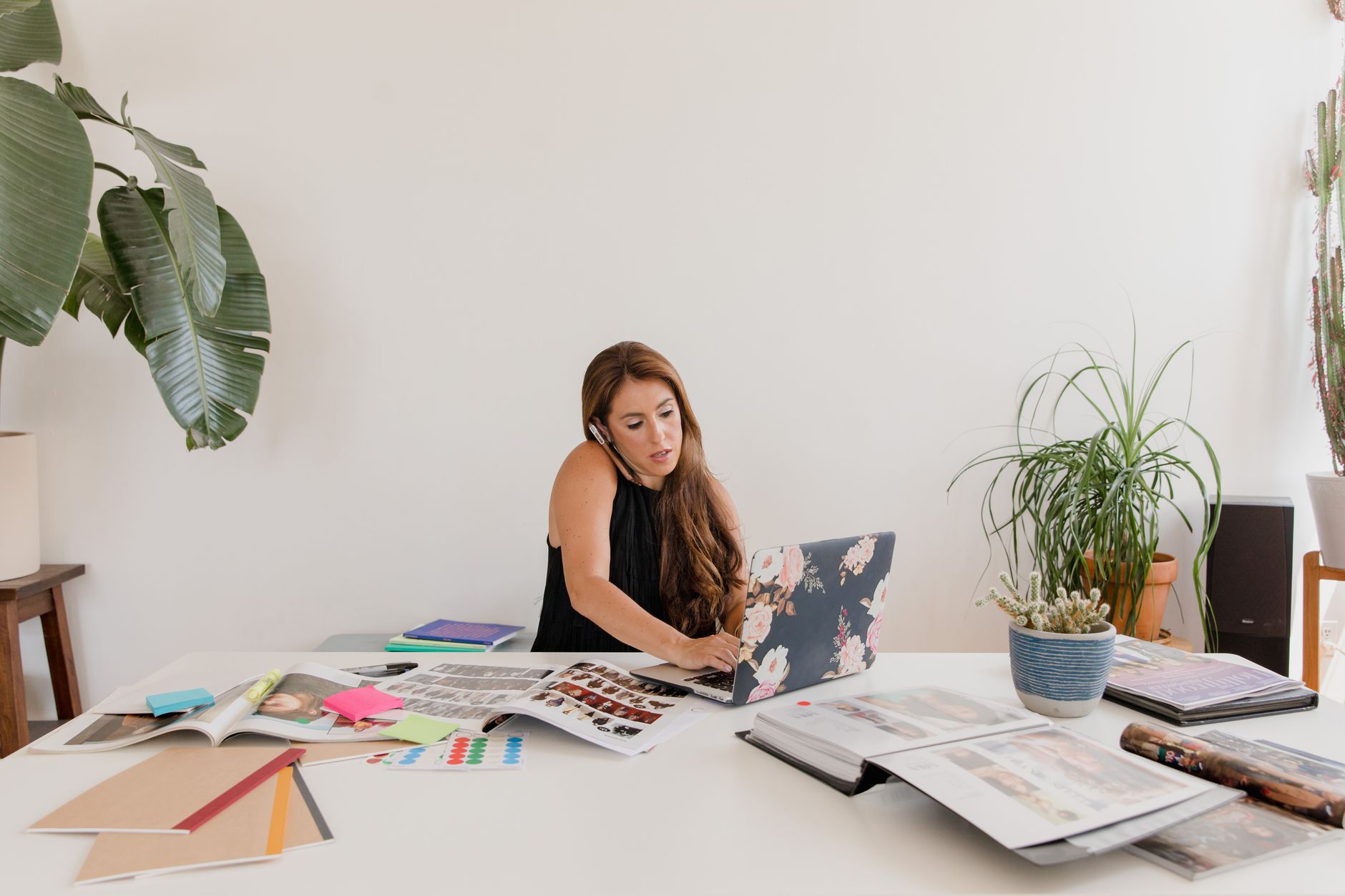Dirigeant de petite entreprise consultant des documents administratifs sur son bureau