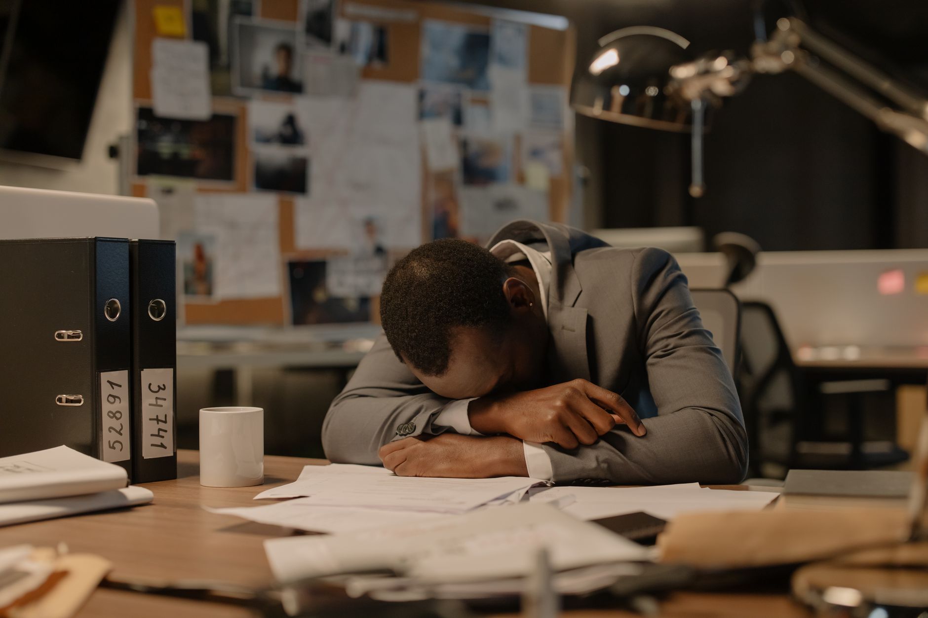 Salariée fatiguée la tête posée sur son bureau devant un ordinateur portable